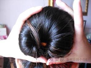 扎头发欧美型教程视频,轻松打造时尚发型