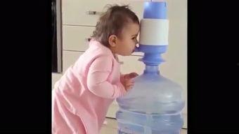 欧美小孩喝水视频,轻松自然的饮水日常
