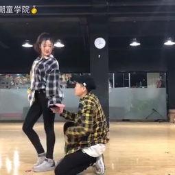 欧美时尚情侣跳舞视频,浪漫舞池中的甜蜜瞬间