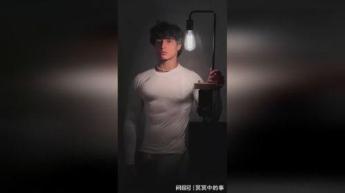 欧美帅哥白色卷毛视频,魅力四溢的视觉盛宴